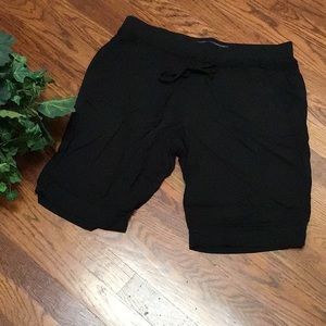 Gloria Vanderbilt, size 10 black shorts